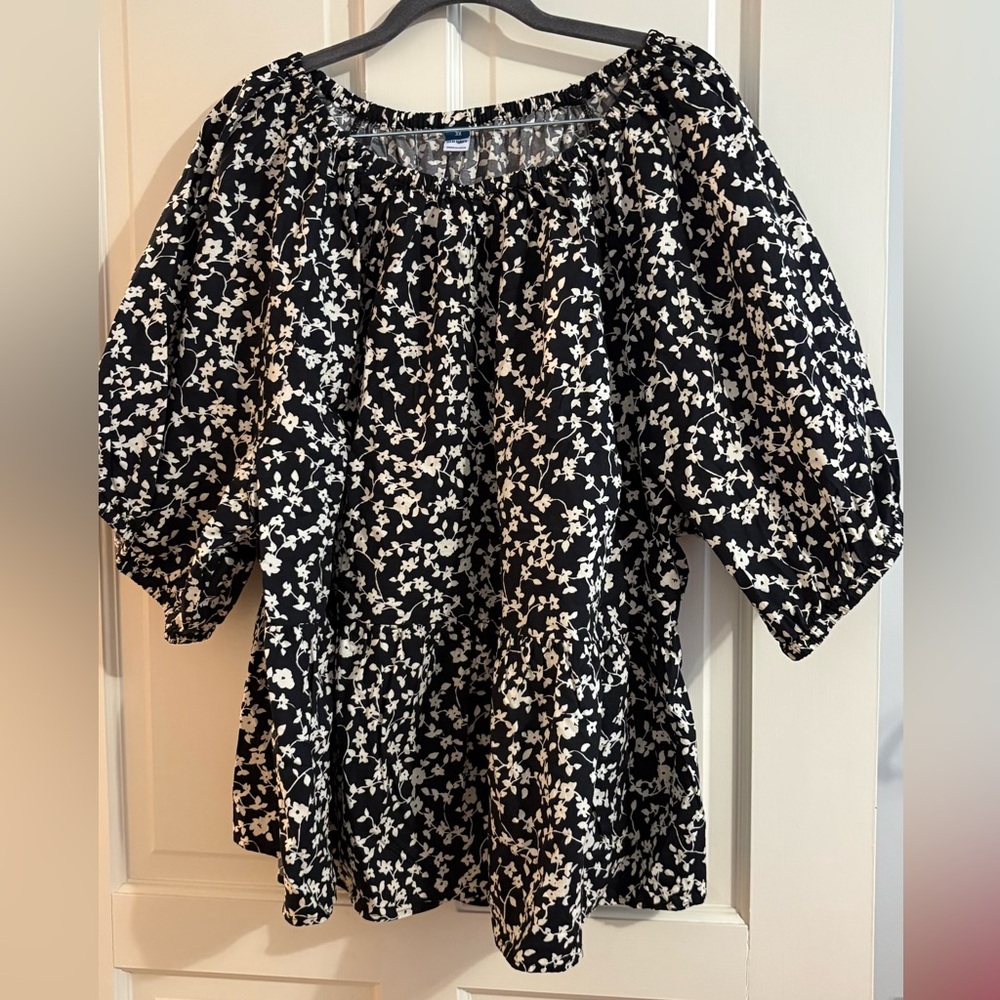 Old Navy Womens Plus Black and White Floral Blouse with Peekaboo Back Sz 3X